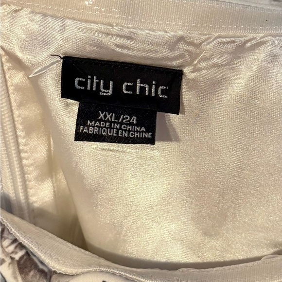 City Chic Vintage-Style Black and White Floral Fit & Flare Dress (XXL / 24) - Picture 4 of 7